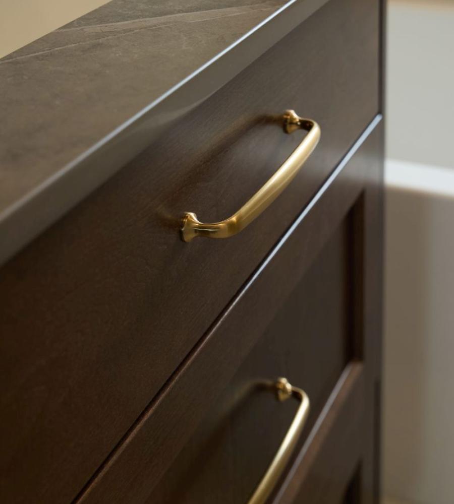 Detailed transitional cabinet pulls